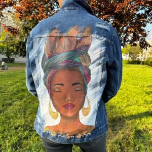 veste en jean customisée main motif femme africaine- couleur vibrante - peinture ethnique – customisation de veste personnalisée - peinture textile à la main signé Carol Laforet