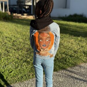 baby veste en jean customisée main - inspiration africaine et manga - customisation de veste personnalisée - by Carol Laforet