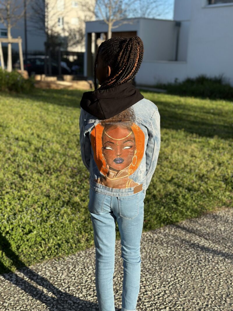 baby veste en jean customisée main - inspiration africaine et manga - customisation de veste personnalisée - by Carol Laforet