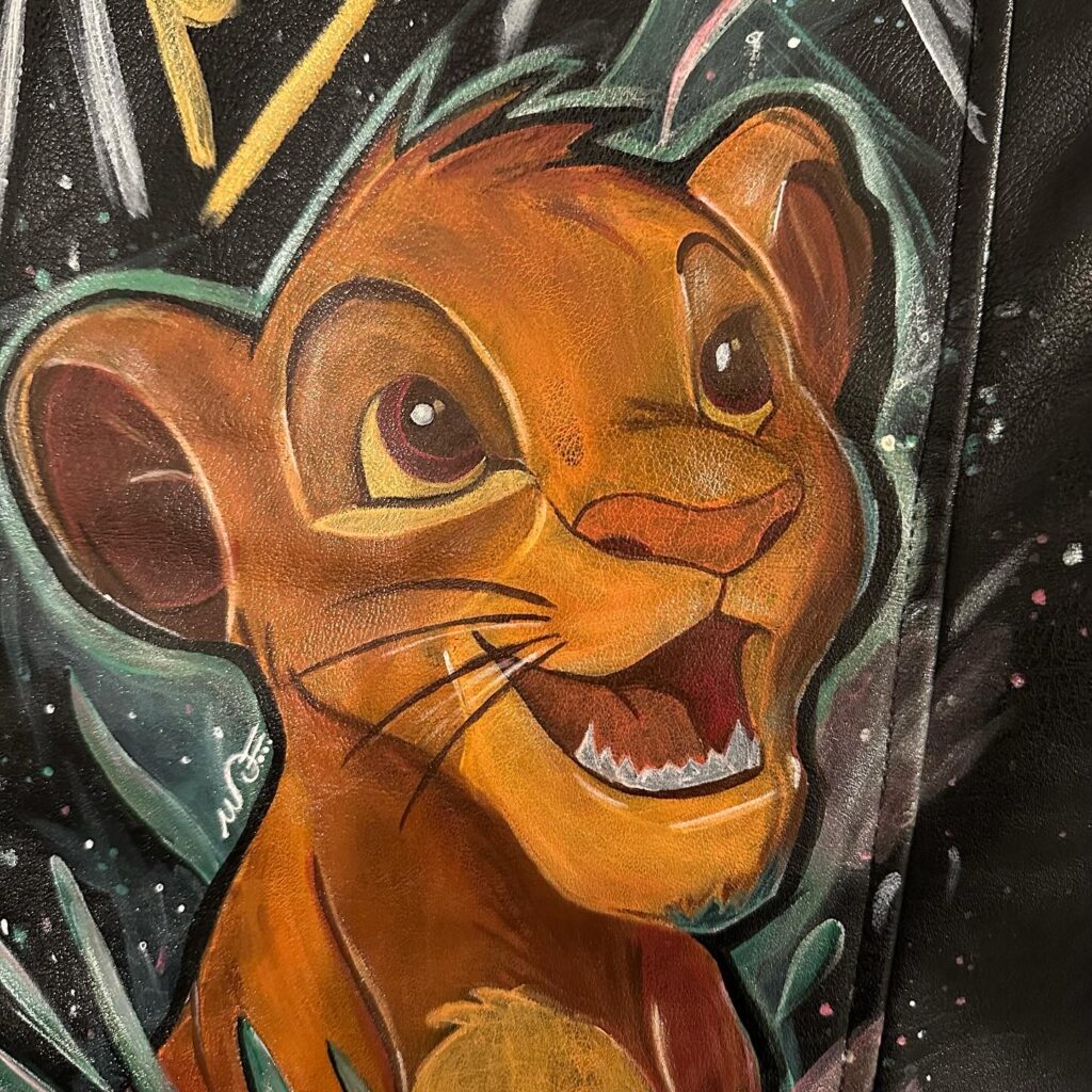 détails customisation veste personnalisée animé - samba -le roi lion – peinture textile sur simili cuir - iwura design - Carol Laforet