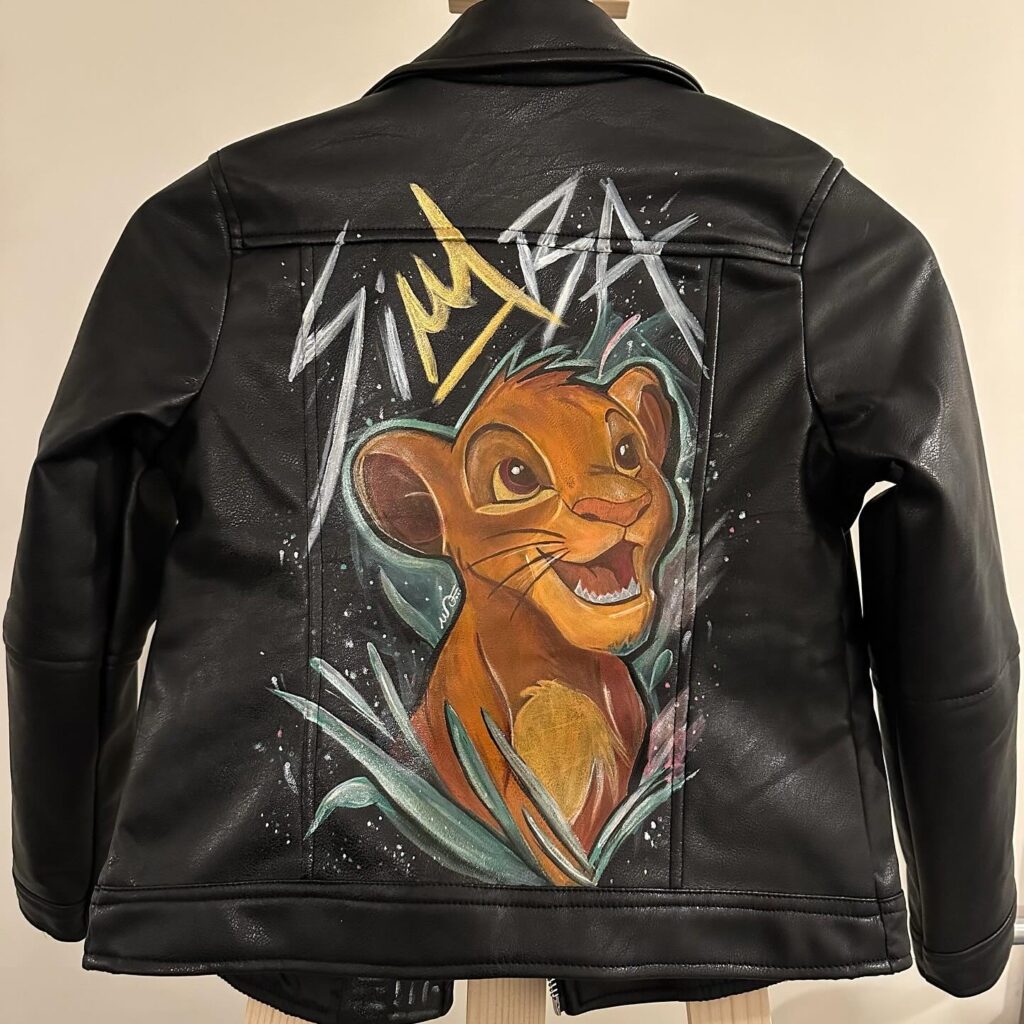 customisation veste personnalisée animé - samba -le roi lion – peinture textile sur simili cuir - iwura design - Carol Laforet