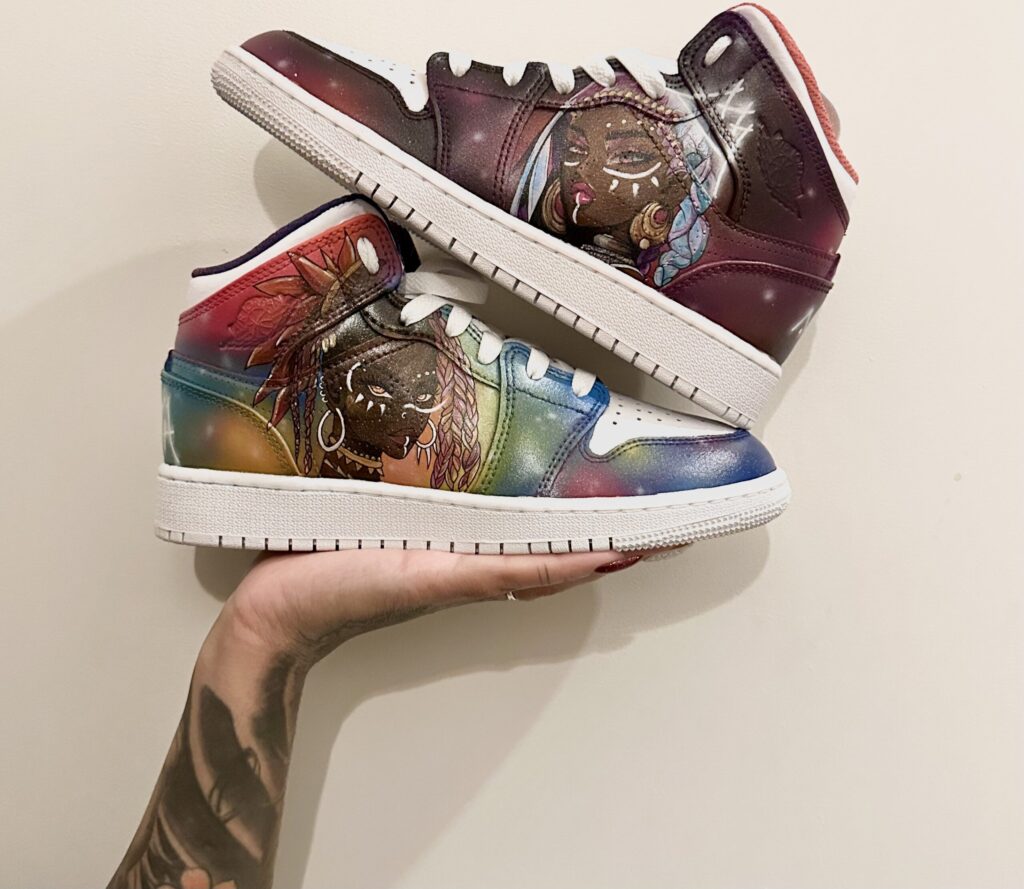 sneakers customisées peinture main femme afro personnalisé– iWura Design Lyon