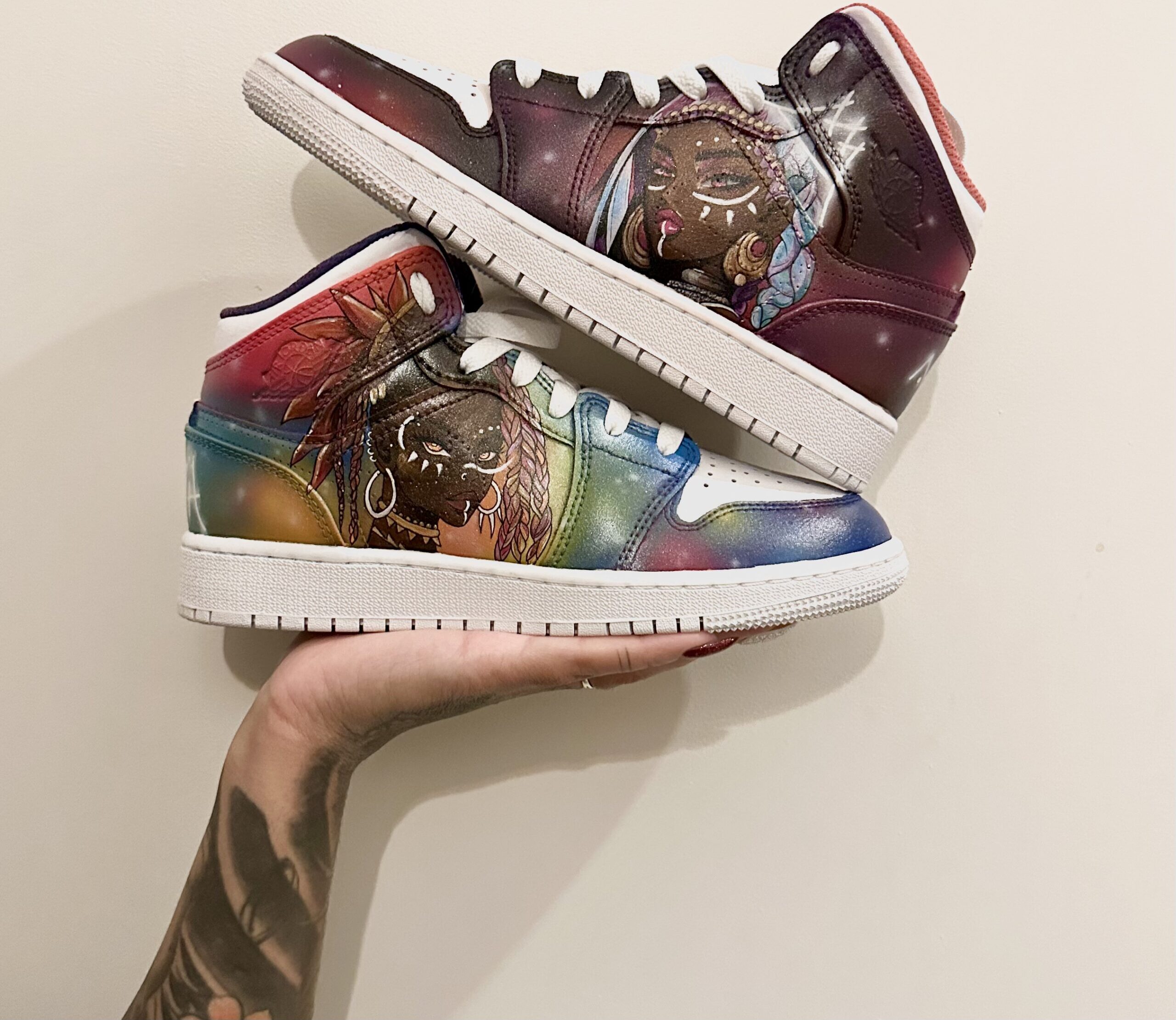 sneakers customisées peinture main femme afro personnalisé– iWura Design Lyon