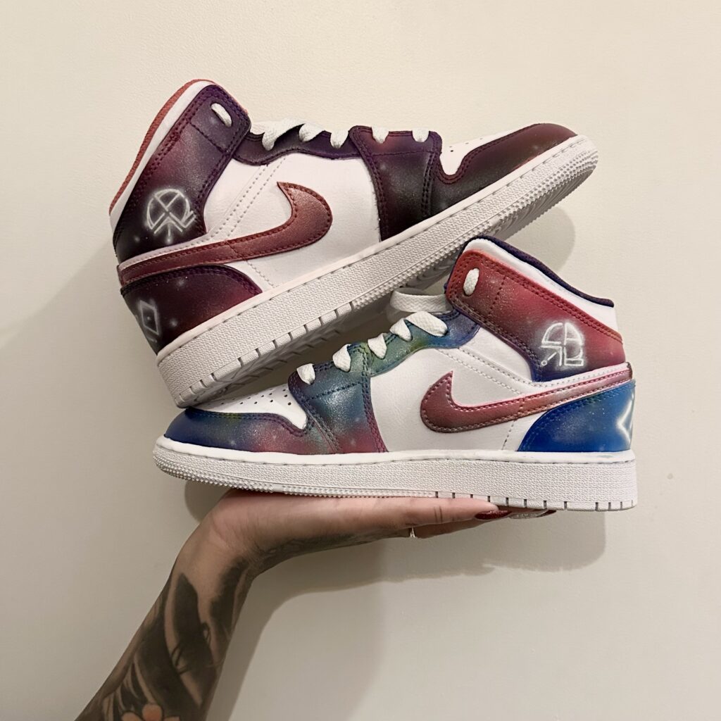 sneakers customisées peinture main femme afro personnalisé– iWura Design Lyon