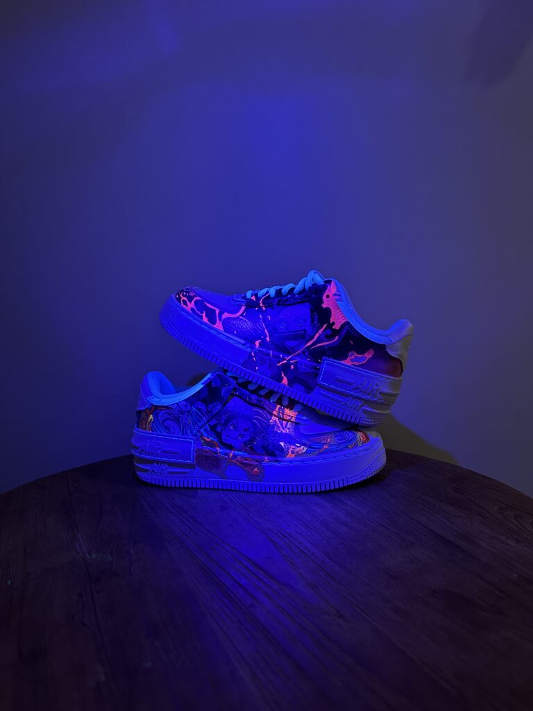 sneakers customisées peinture main- animé demon slayer - tanjiro et Nezuko – peinture néon - iWura Design Lyon