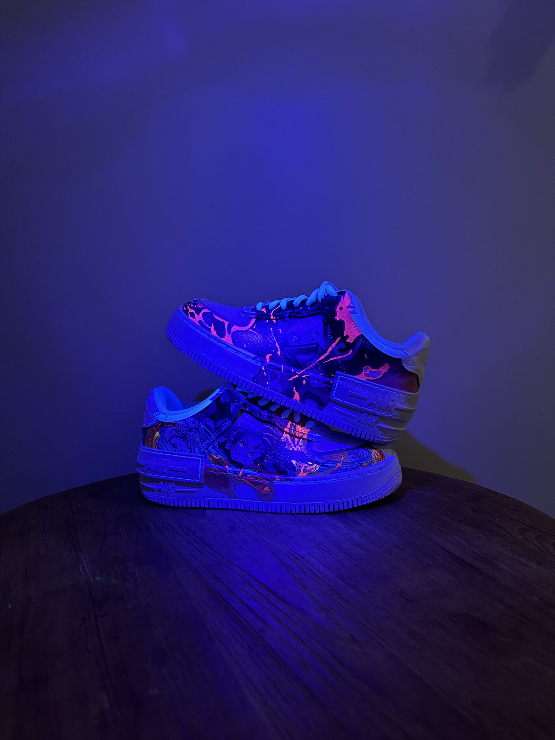 sneakers customisées peinture main- animé demon slayer - tanjiro et Nezuko – peinture néon - iWura Design Lyon