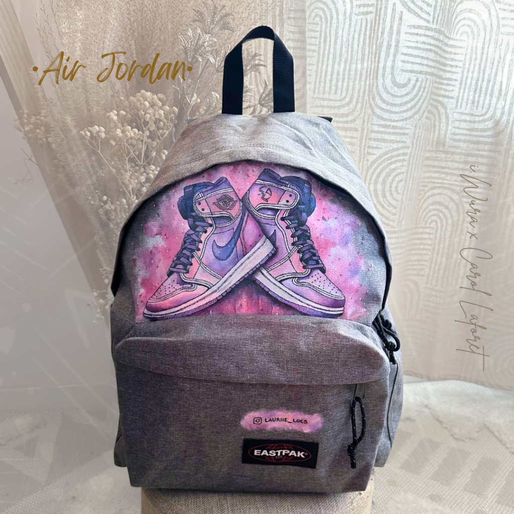 sac à dos customisé à la main - peinture textile - inspiration sneakers Jordan - nike - signé Carol Laforet - iwura custom